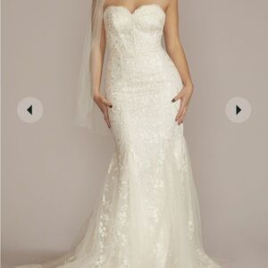 Elegant Strapless Lace Wedding Dress